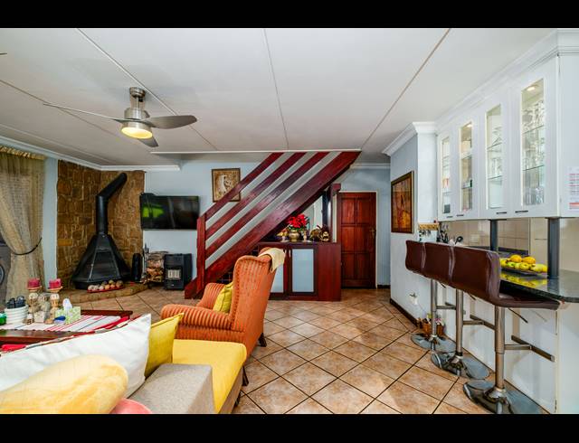 4 BEDROOM TOWNHOUSE TO LET IN SUNDOWNER